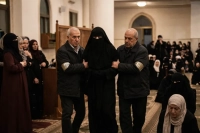 شاب يتنكر بزي نسائي ويتسلل إلى مصلى السيدات خلال صلاة التراويح