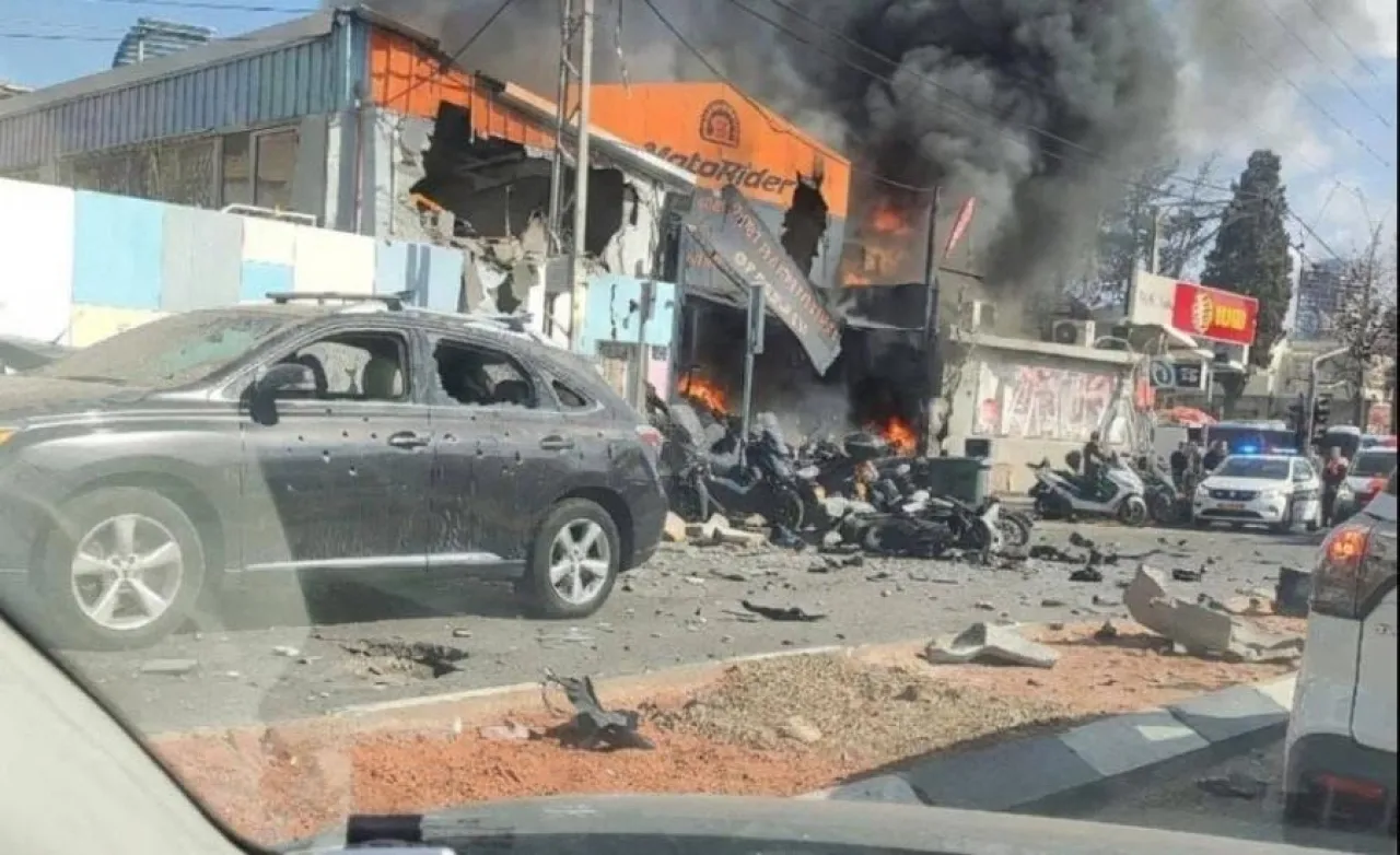 7 إصابات وأضرار جسيمة بسقوط صاروخ إيراني على “تل أبيب”