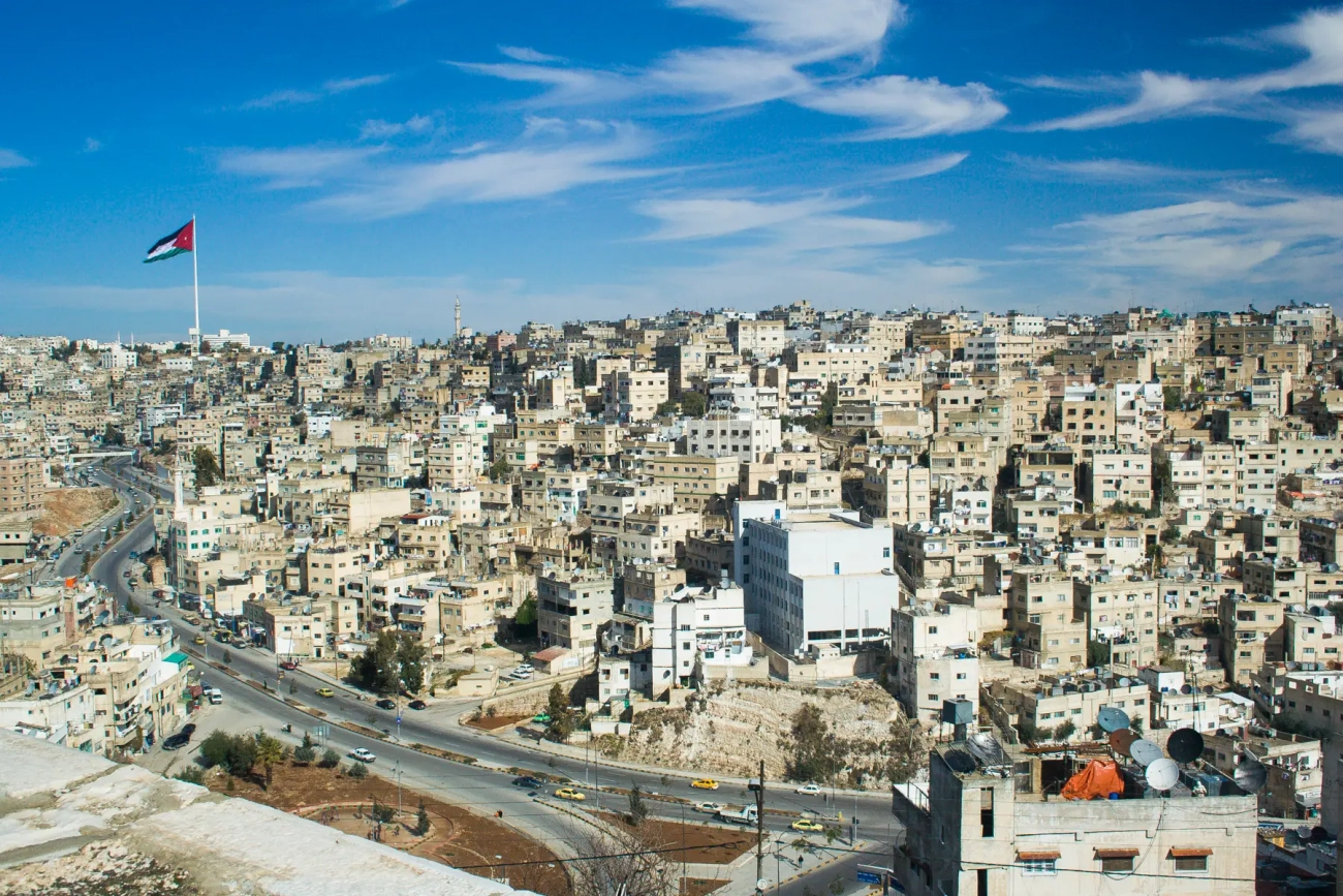 إجراءات صارمة بحق التجار الذين يغالون بالأسعار أو يحتكرون السلع ؟