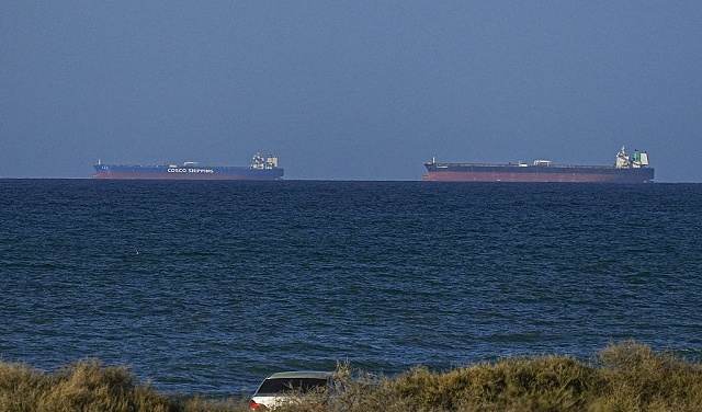 ترامب يعلن بدء حصار مضيق هرمز والحرس الثوري سيتعامل بحزم مع أي “خرق”