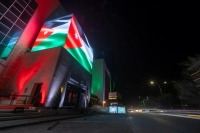 زين تبدأ احتفالاتها بيوم العلم بإضاءة مبانيها بألوان العلم