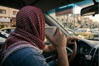 مخالفات مرورية على تناول الطعام وشرب القهوة والتدخين خلال القيادة