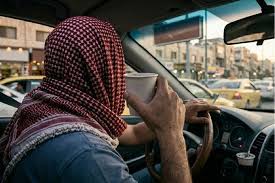 مخالفات مرورية على تناول الطعام وشرب القهوة والتدخين خلال القيادة