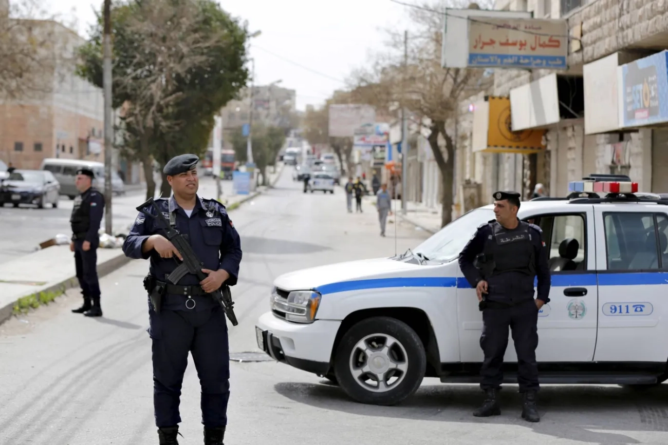 شخص يقتل زوجته وموظفين وينهي حياته داخل مركز حكومي في مادبا