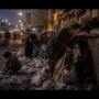 بين الحاجة المؤلمة والمشهد المؤذي نابشو النفايات.. وجوه الفقر التي تبحث في الحاويات