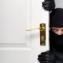ملثم يضرب أردنية ويسرق ذهبها في الشارع