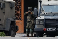 الاحتلال يواصل عدوانه على الخليل ويجبر عائلات على النزوح